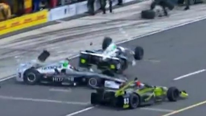 Zrážka troch monopostov.