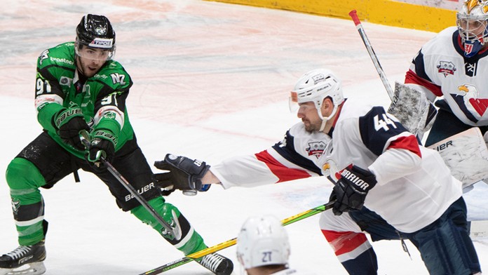Robby Jackson (N. Zámky) a vpravo Juraj Valach (Slovan).