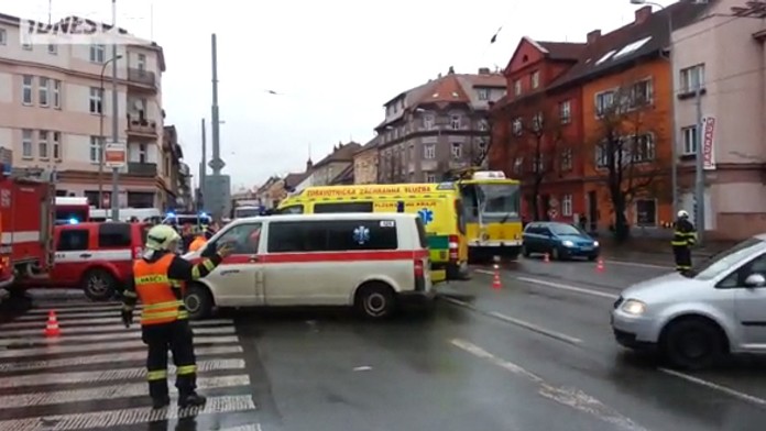 Nehoda električky a autobusu v Plzni