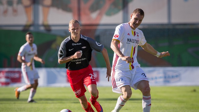 Sprava Ján Maslo (Ružomberok) a hráč Bergenu Sivert Heltne Nilsen v prvom dueli 2. predkola EL.