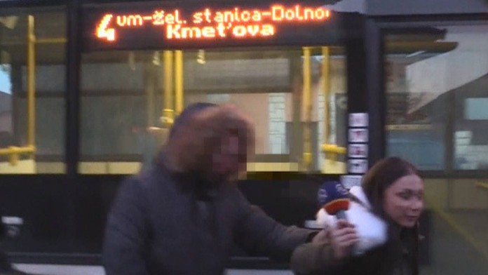 Údajní zlodeji napadli štáb Reflexu a jeho reportérku Kristínu Kövešovú.