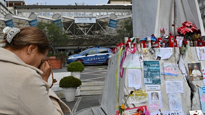 Pápež František zostáva odkázaný na umelý kyslík. Veriacich zarmútil jeho zoslabnutý hlas, no cítia nádej