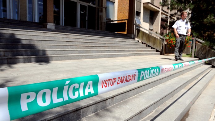 Na snímke uzavretá budova súdu v Košiciach pre bombový poplach.