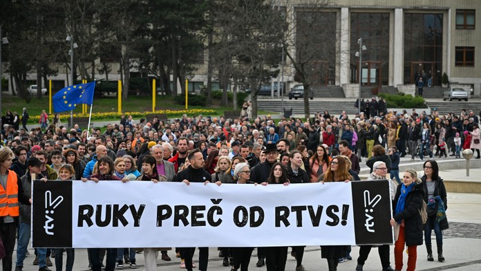 Na podporu RTVS sa v Bratislave uskutočnil protest. Účastníci vytvorili aj živú reťaz