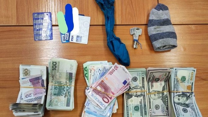 Poľka našla na zastávke tisíce v rôznych menách. Majiteľka ich z kuriózneho dôvodu nosila so sebou