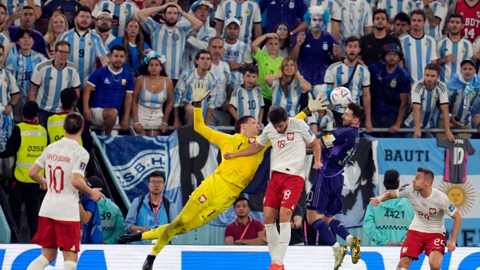 Pred brankárom klobúk dole, ostatným ani pochvalu. Poľsko sa bez strely na bránu spoliehalo na osud