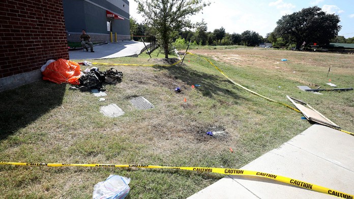 Trosky lietadla poškodili tri domy, nikoho na zemi však vážne nezranili.