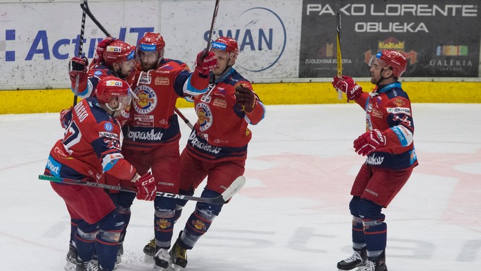 Alphonso Davies z Bayernu na lavičke pred duelom v Hoffenheime.