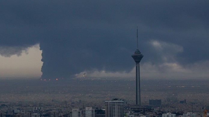 Výbuchy a stúpajúci dym. Spojené štáty a Izrael útočili na ropné zariadenia v Teheráne