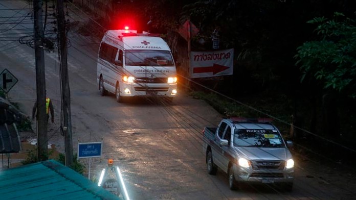 Jedného chlapca prevážala do nemocnice sanitka.