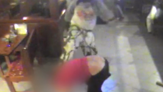 Surový kopanec do hlavy.