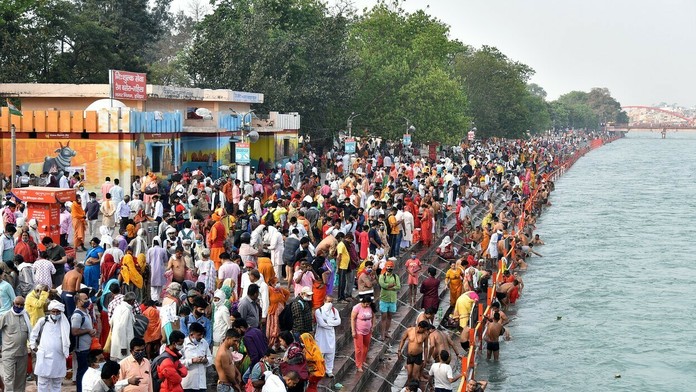 Pútnici na brehu Gangy v meste Haridawar.