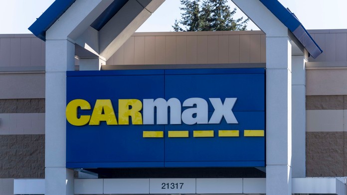 VIDEO: Mužovi sa nepáčila suma, ktorú mu v bazári ponúkli za auto. Vletel ním do predajne a vážne zranil niekoľko ľudí