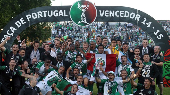 Futbalisti Sportingu Lisabon pózujú s trofejou po víťazstve Portugalského pohára.