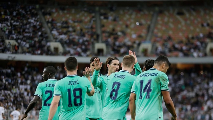 Sprava Luka Jovič, Luka Modrič a Federico Valverde z Realu Madrid oslavujú gól v semifinále španielskeho Superpohára proti Valen