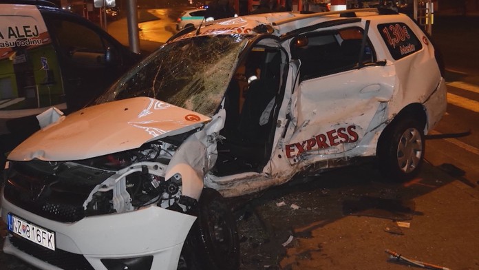 Zdemolovaný taxík.