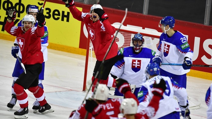 Na snímke gólová radosť Švajčiarov.