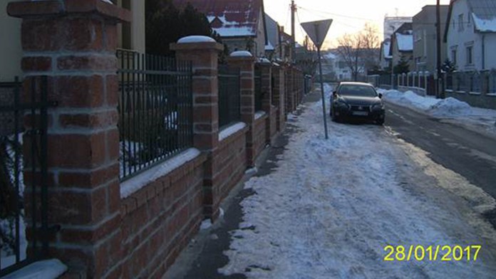 Auto Jozefa Holjenčíka stojí pred firmou JHS.