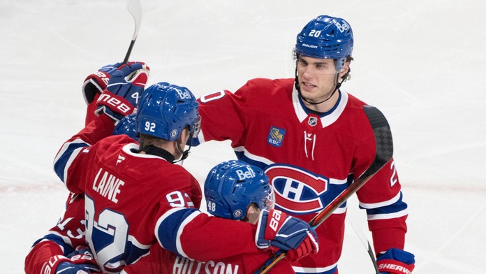 Slovenský hokejista Montrealu Canadiens Juraj Slafkovský (20) sa teší so spoluhráčmi z gólu, ktorý strelil Patril Laine.