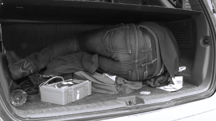 Muž sa pred policajtmi skryl do kufra