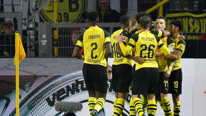 Hráči Dortmundu oslavujú gól Marca Reusa.