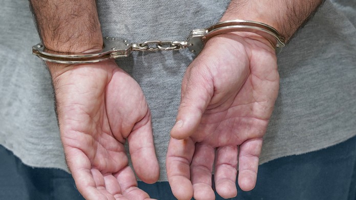 Muž v putách - ilustračná snímka