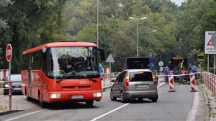 Zosuv pôdy na Devínskej ceste v úseku vodného zdroja Sihoť.