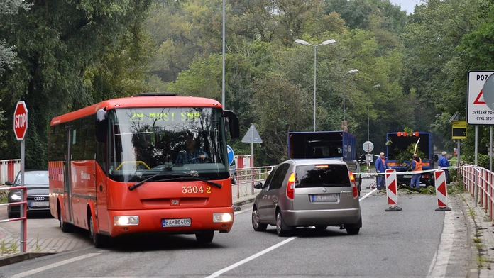Zosuv pôdy na Devínskej ceste v úseku vodného zdroja Sihoť.