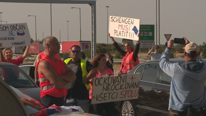 Ľudia z prihraničných oblastí na protest zablokovali hraničné priechody.