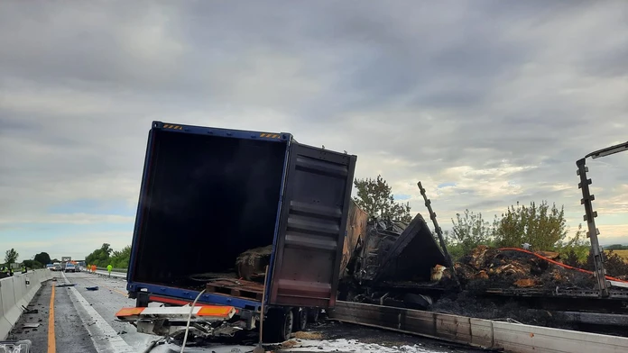 Tragická ranná nehoda na D2. Dva kamióny sa po zrážke ocitli v plameňoch, zahynuli obaja vodiči