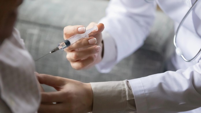 USA pozastavili licenciu vakcíny proti vírusu s pandemickým potenciálom. Dôvodom sú správy o nežiaducich účinkoch