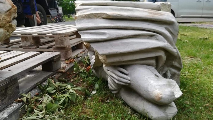 Zničená socha v Šastíne.