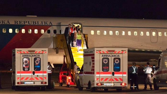 Na snímke občania, ktorých priviezol slovenský vládny špeciál zo srbského Nišu na Letisko M.R. Štefánika.