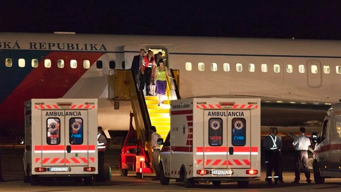 Na snímke občania, ktorých priviezol slovenský vládny špeciál zo srbského Nišu na Letisko M.R. Štefánika.