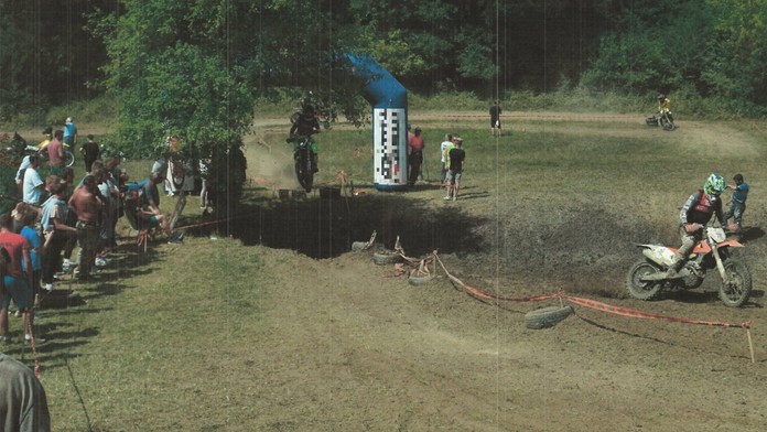 Motorkár narazil v Domaniži počas pretekov do divákov, jedného z nich museli letecky transportovať