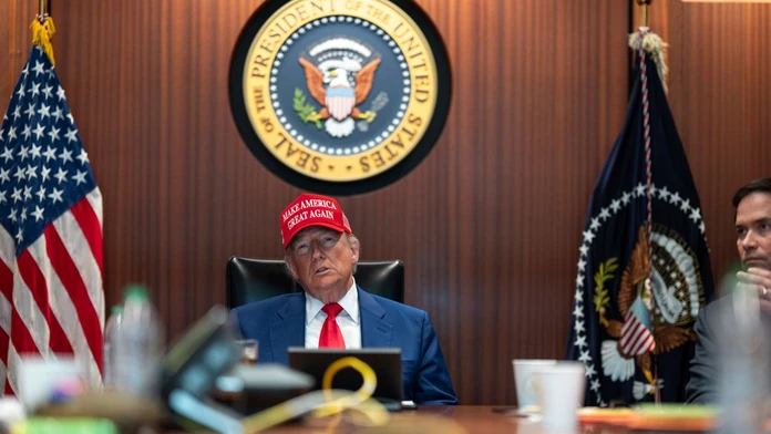 Na snímke, ktorú zverejnil Biely dom, americký prezident Donald Trump (vľavo) a americký minister zahraničných vecí Marco Rubio.
