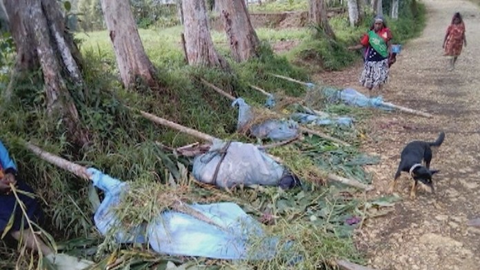 Brazílčan Dani Alves oslavuje gól v dueli Copa America proti Peru.