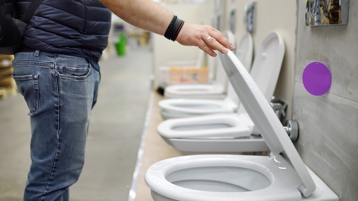 Chytilo ho to v nesprávnom čase. Zákazník vykonal potrebu do vystavenej toalety priamo v predajni