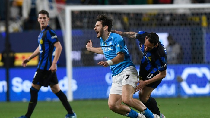 Inter Miláno sa teší zo zisku trofeje. O výhre nad Neapolom rozhodol v závere Martinez