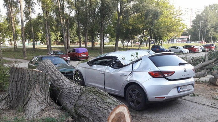 Takto dopadlo auto na Jiráskovej ulici v Bratislave.