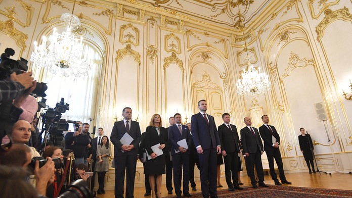 Na snímke novovymenovaní členovia vlády SR
