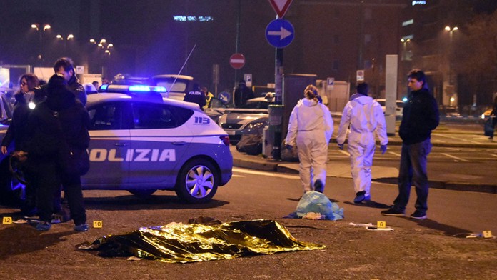 Zakryté telo Anisa Amriho, ktorý zomrel pri prestrelke s policajmi v meste Sesto San Giovanni.