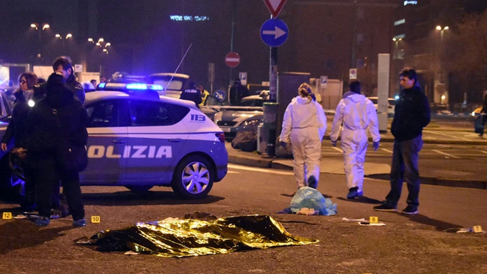 Zakryté telo Anisa Amriho, ktorý zomrel pri prestrelke s policajmi v meste Sesto San Giovanni.