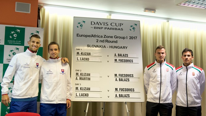 Na snímke daviscupoví hráči štvorhry zľava Martin Kližan, Andrej Martin a Márton Fucsovics a Atilla Balázs (Maďarsko).