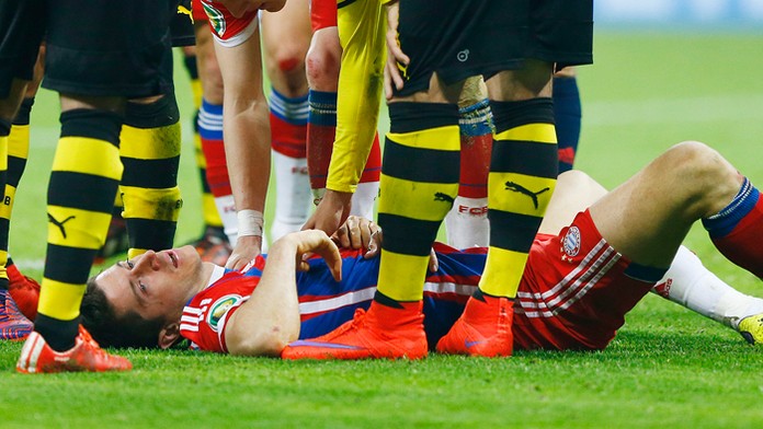 Zranený Robert Lewandowski (Bayern) v semifinále Nemeckého pohára.