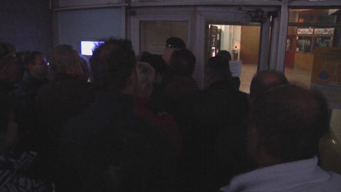 Michalovčania musia na vstup do polikliniky čakať na zime.