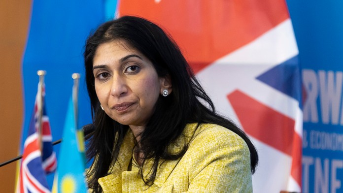 Sunak odvolal ministerku vnútra Bravermanovú, nahradil ju expremiér Cameron