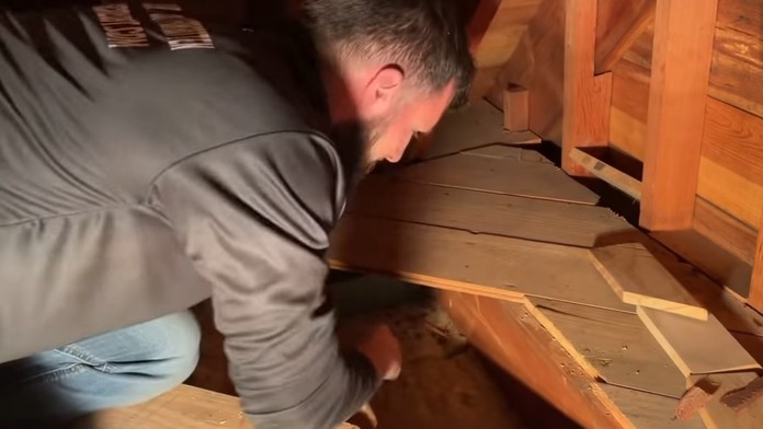 Lovec pokladov práve našiel box.