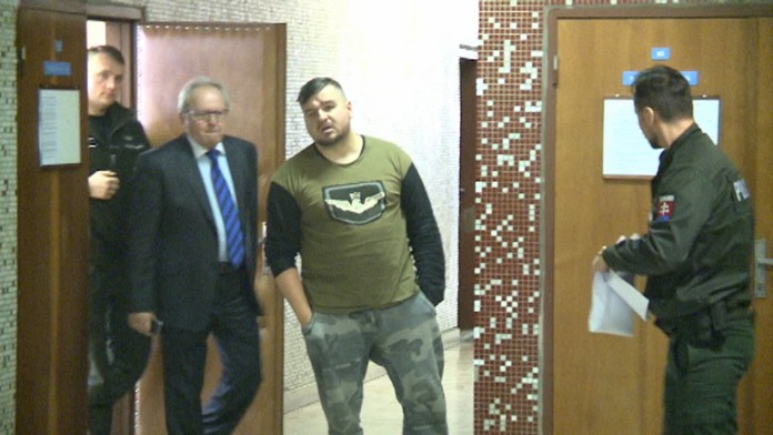 Obvineného muža dnes poslal sudca do väzby.