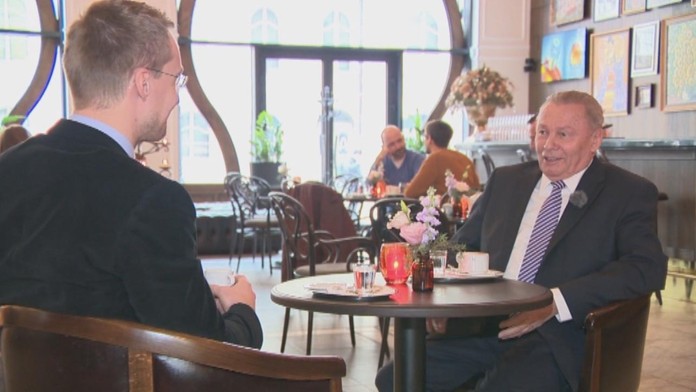 Redaktor Michal Kovačič počas rozhovoru s Rudolfom Schusterom.